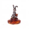Сувенир "Кролик с морковкой" из янтаря